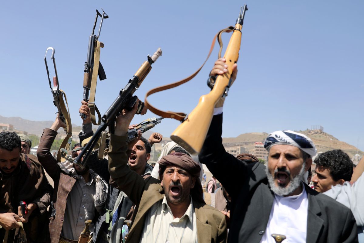 Al Houthi Yaman tembak jatuh pesawat tempur 'pasukan musuh'
