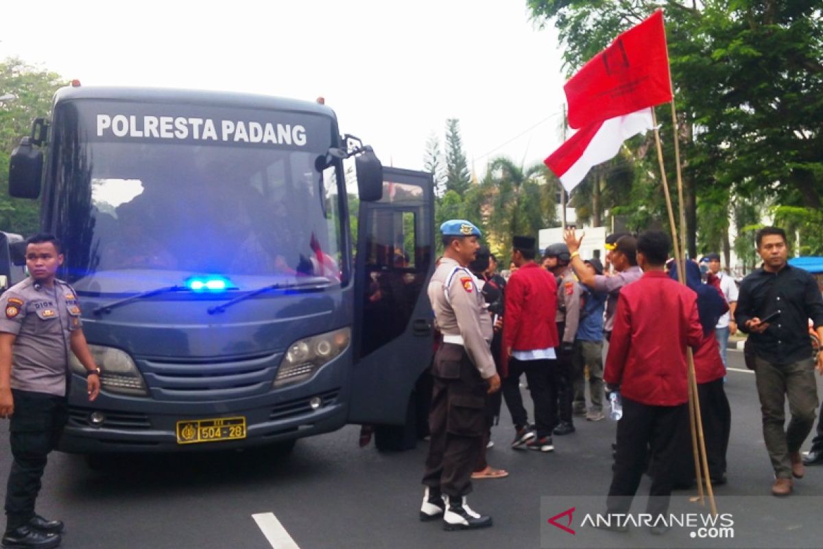 Polisi antar mahasiswa yang demo pulang