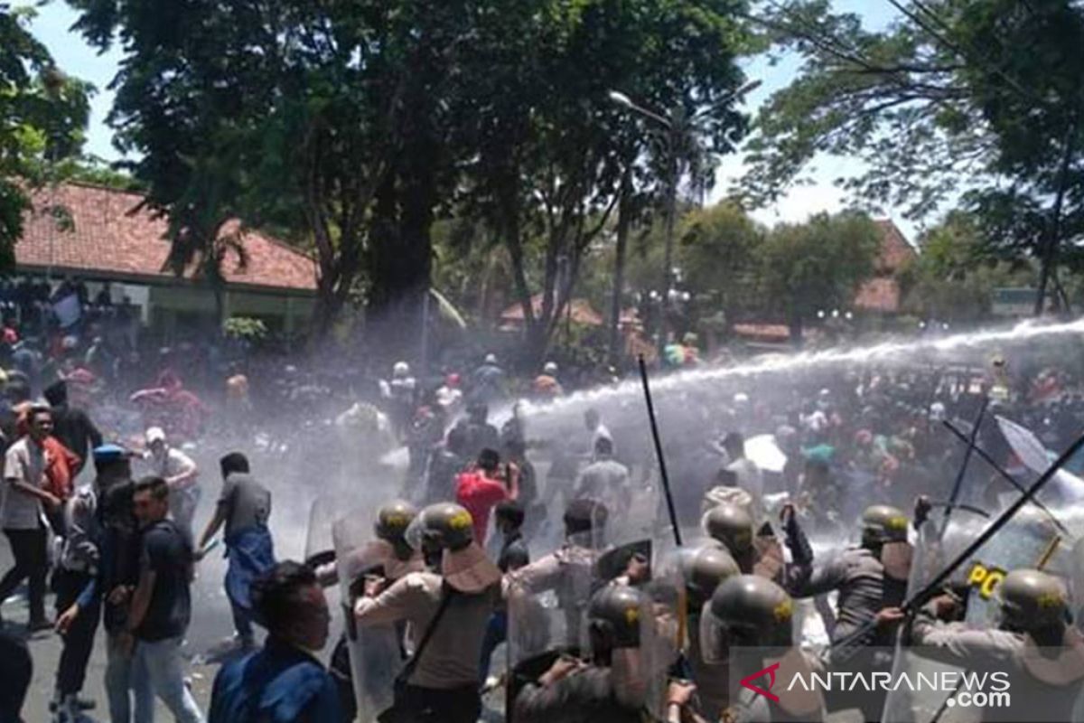 Polisi bubarkan unjuk rasa  rusuh Pamekasan dengan gas air mata