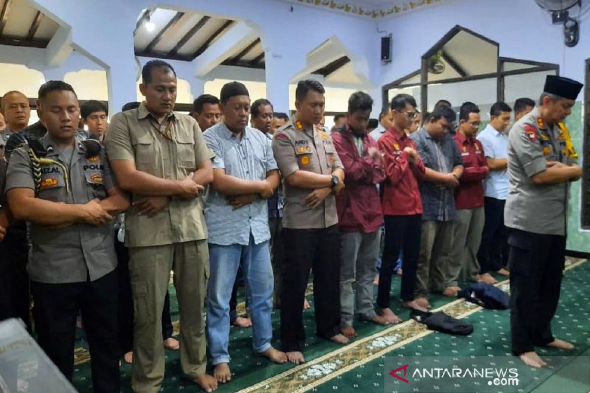 Kapolda Jateng pimpin Shalat Gaib di Mapolresta Surakarta