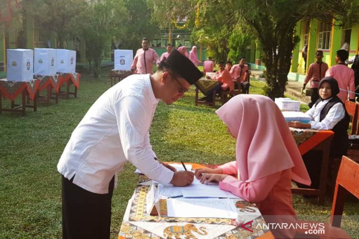 SMKN 1 Painan pupuk budaya demokrasi melalui pemilihan OSIS