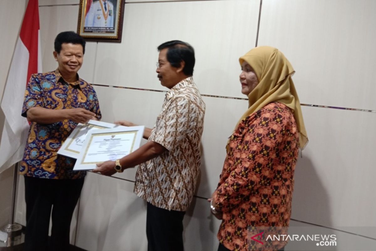 Pemprov Bangka Belitung serahkan penghargaan untuk tiga koperasi berprestasi