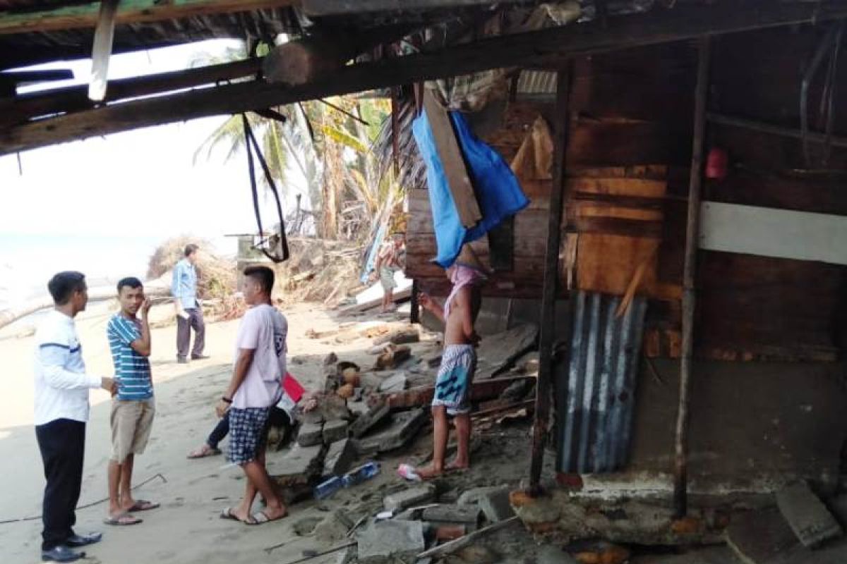 Abrasi rusak 15 rumah di Batang Kapas