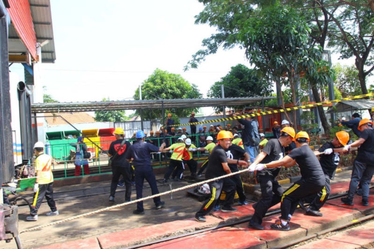 Lomba tarik kereta Daop 4 Semarang meriahkan HUT KAI