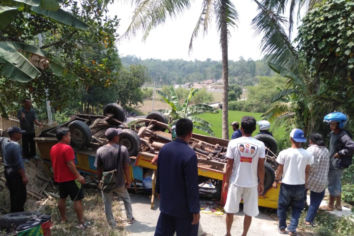 Mobil odong-odong pembawa siswa PAUD terbalik di Cikeusal