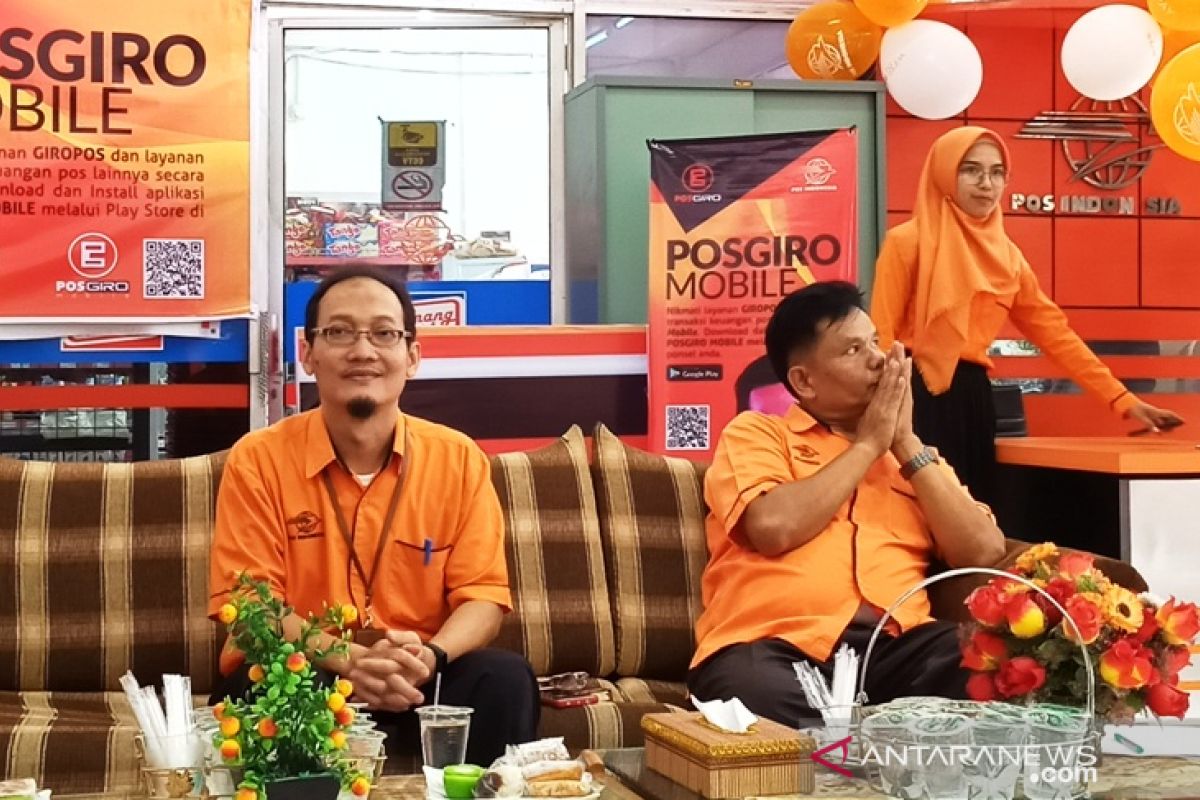 Kantor Pos Padang luncurkan aplikasi Pos Giro Mobile (PGM) mudahkan transaksi keuangan