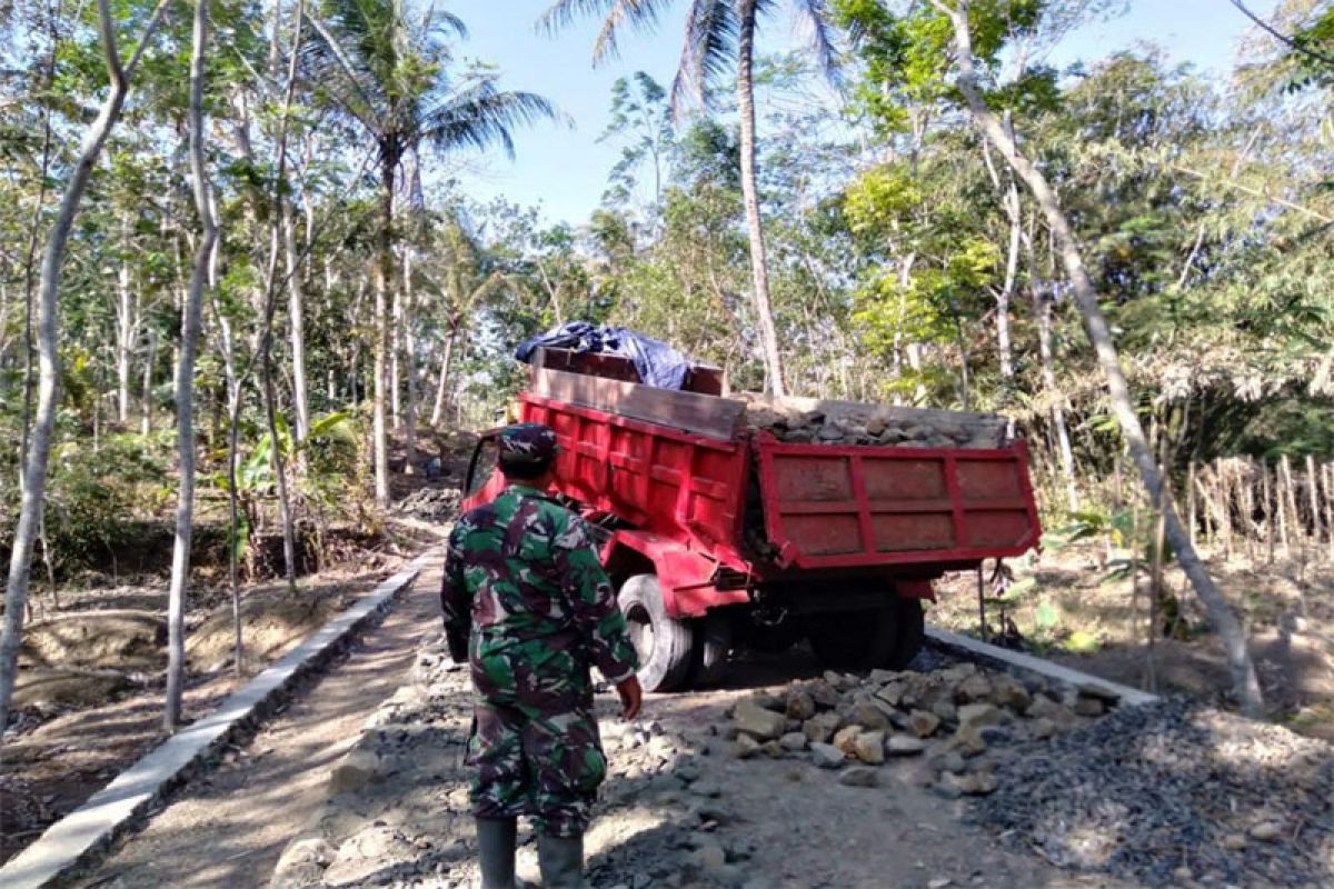 Material Jalan Makadam Cilacap terus ditambah