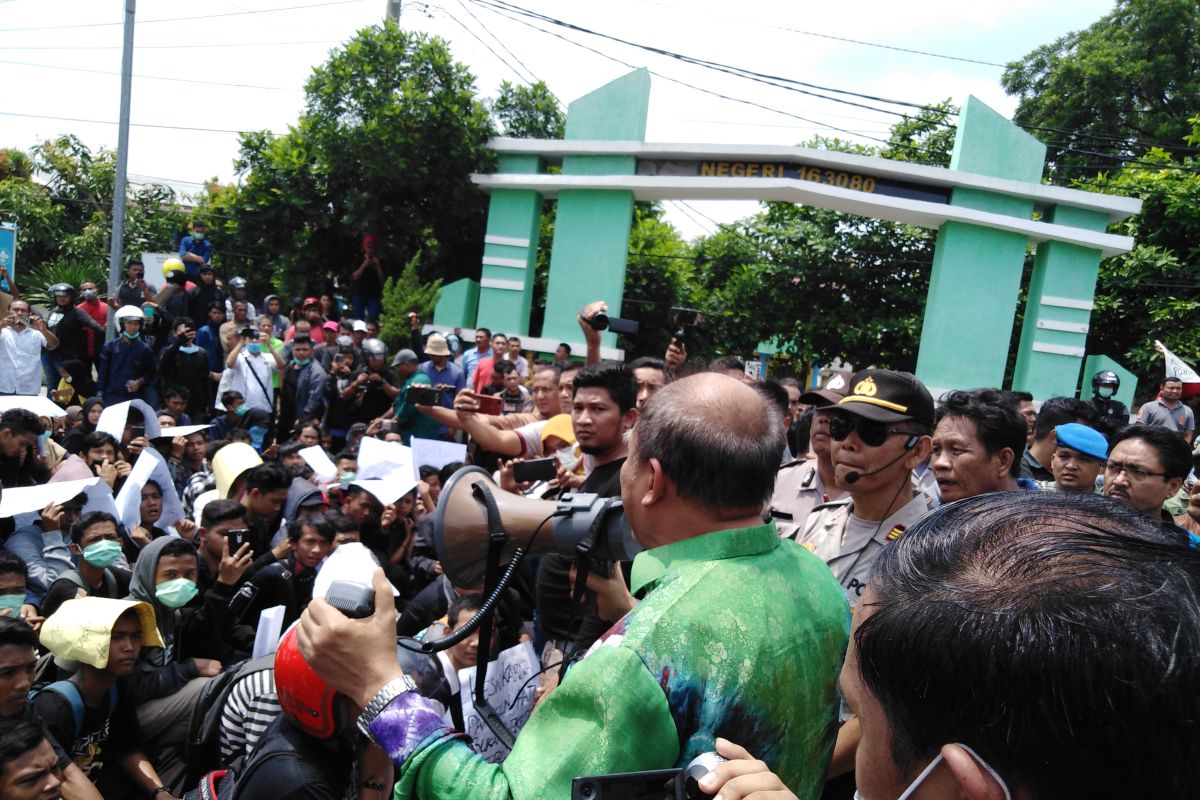 Mahasiswa demo ke DPRD Tebing Tinggi