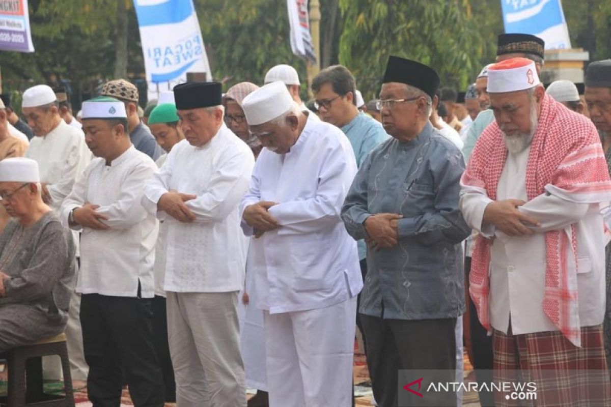 Mohon hujan, ribuan umat Islam di Samarinda lakukan Shalat Istisqo