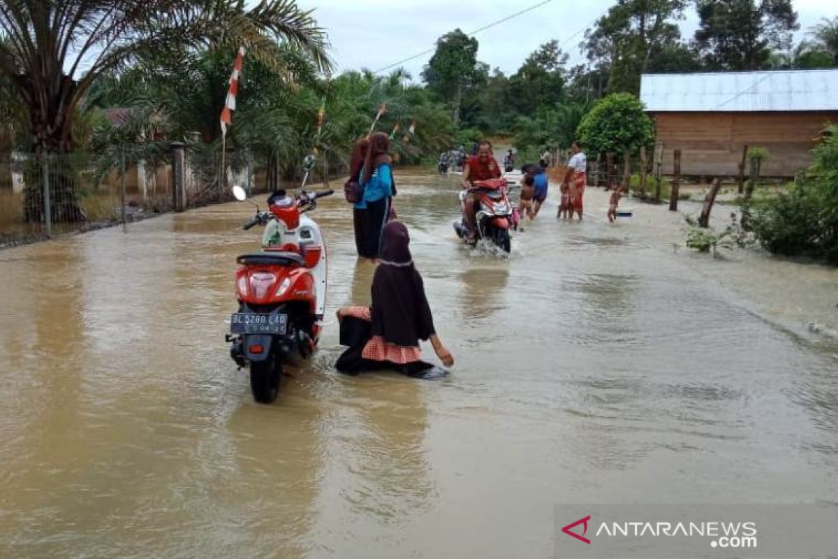 Siswa dua sekolah di Aceh Barat tak bisa belajar karena  banjir