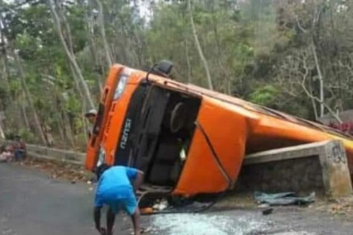 Minibus terguling di Jombang, dua penumpang meninggal