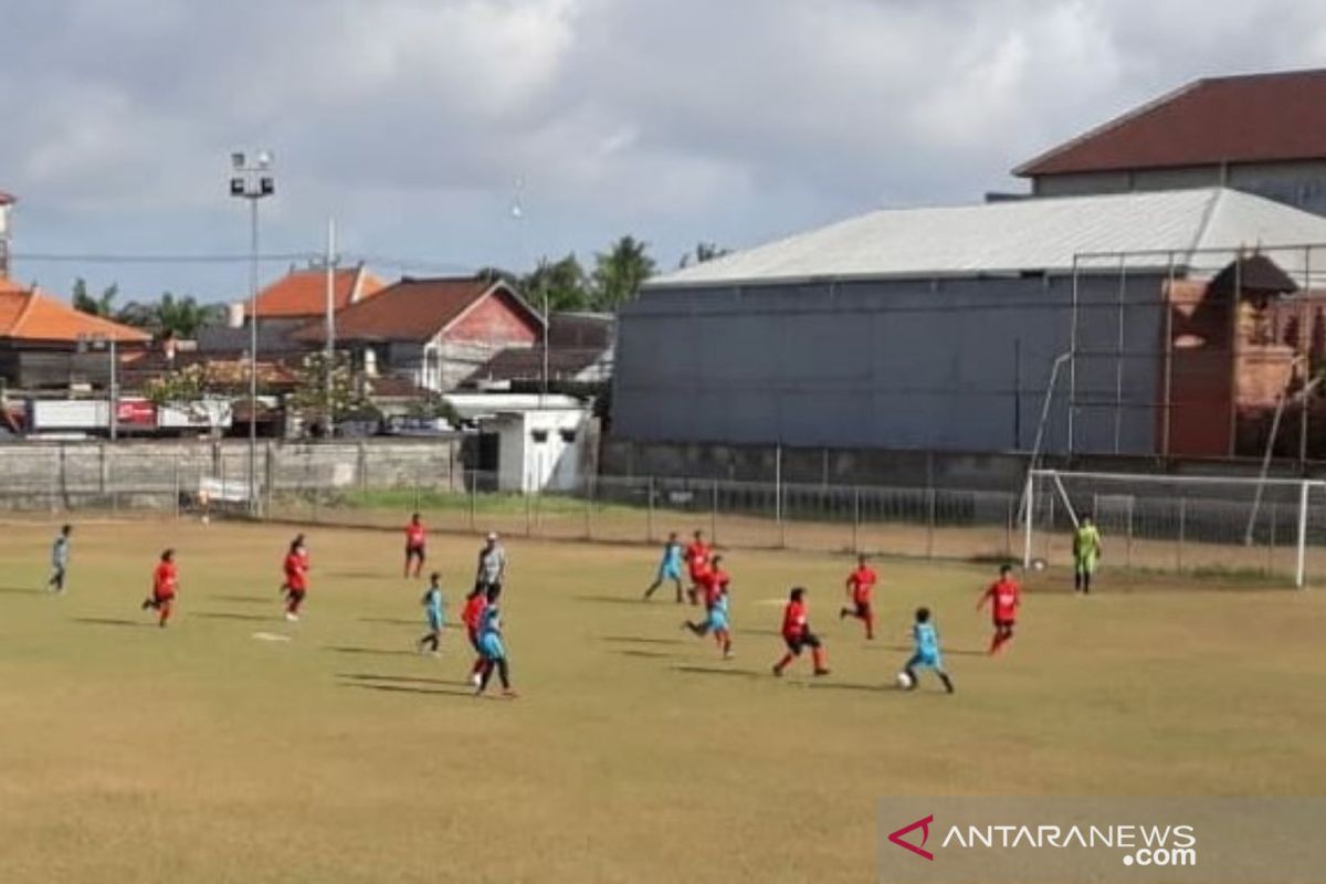 Tim Bali United Putri lawan PFA U-13 bermain imbang 2-2