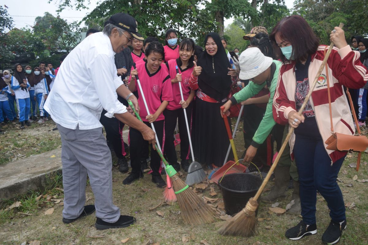 Pemkab Sintang gencar galakkan Jumat Bersih