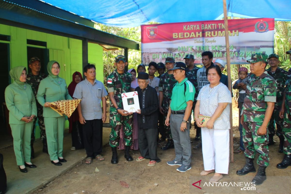 TNI serahkan hasil bedah rumah kepada warga Kubar