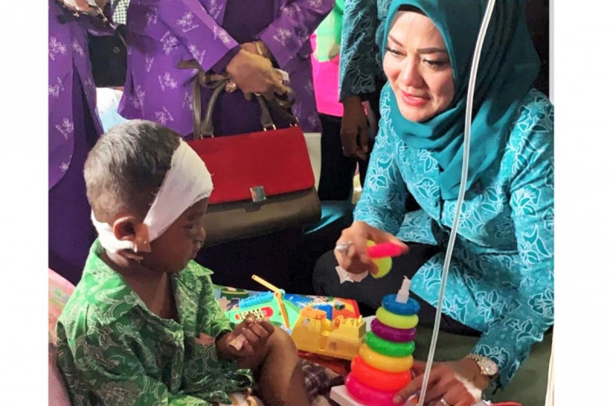 Istri Gubernur-istri Wagub Maluku kunjungi korban gempa Ambon