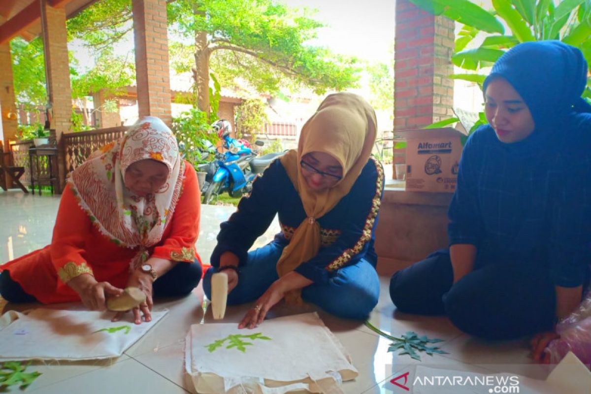 Ecoprint teknik membatik dengan media daun