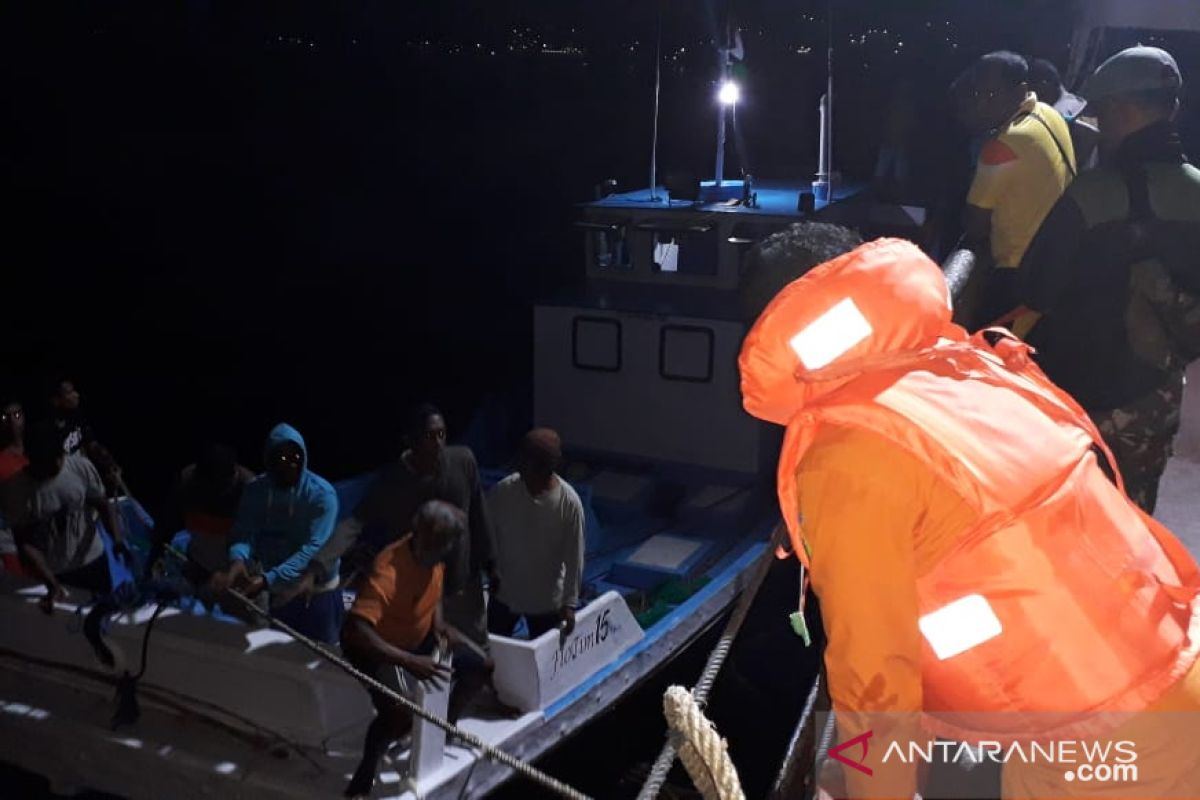 Sebelas nelayan berhasil diselamatkan di perairan Laut Sawu