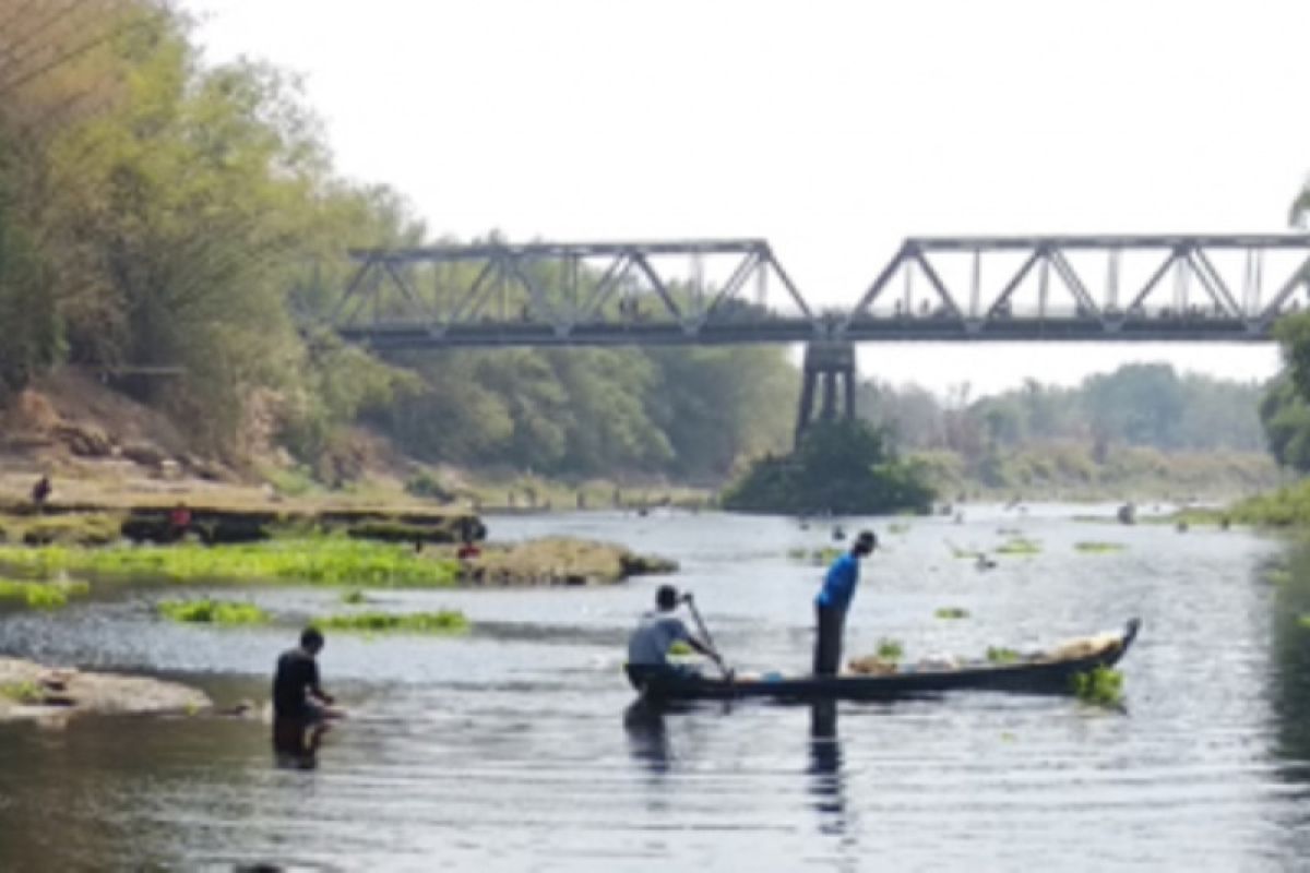 Sungai Bengawan Solo menghitam