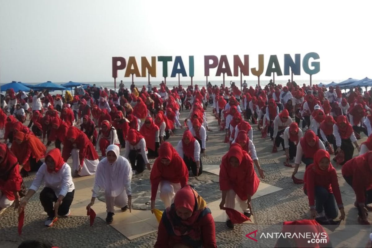 Ratusan warga Bengkulu menari di Pantai Panjang