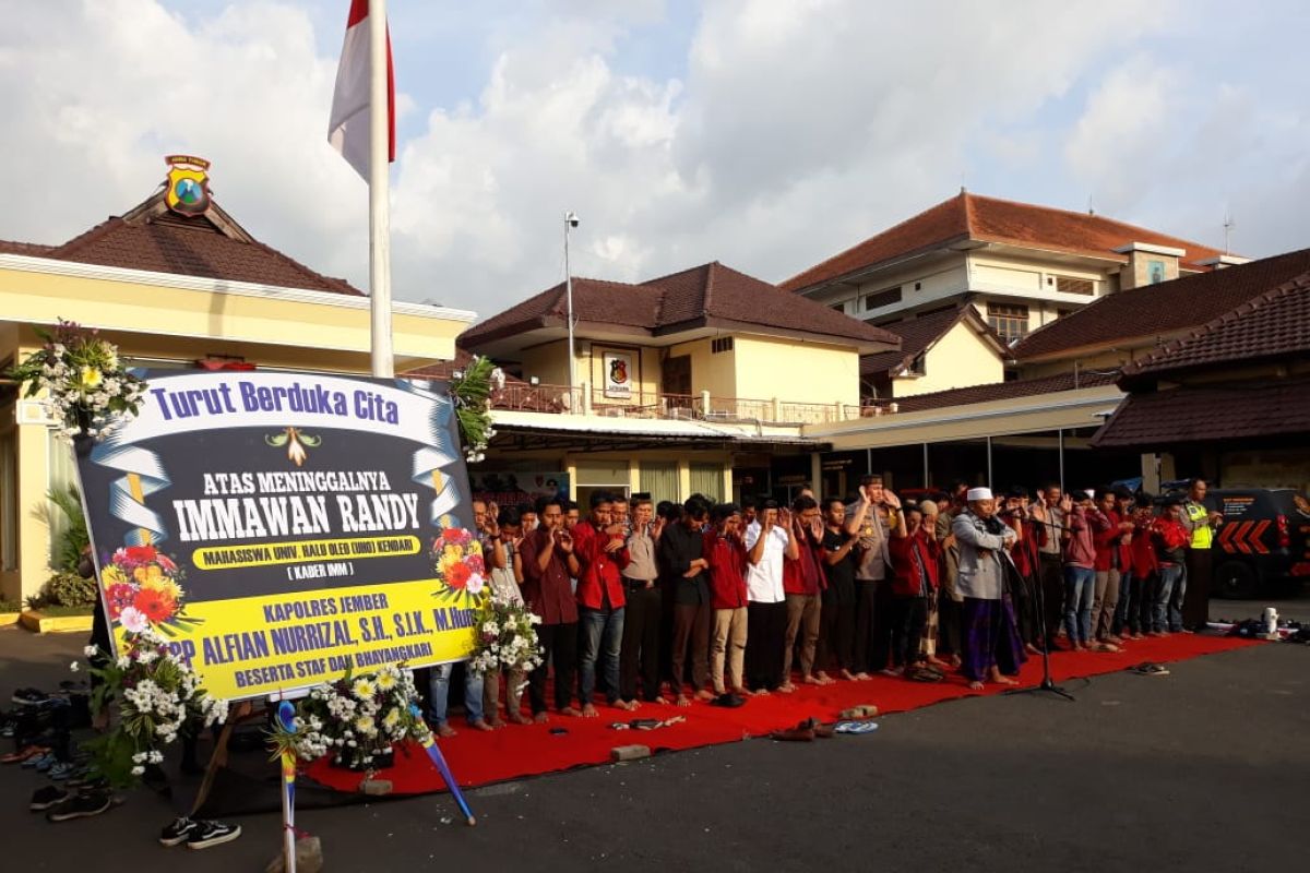 Di Jember, mahasiswa bersama polisi shalat gaib untuk mahasiswa Kendari