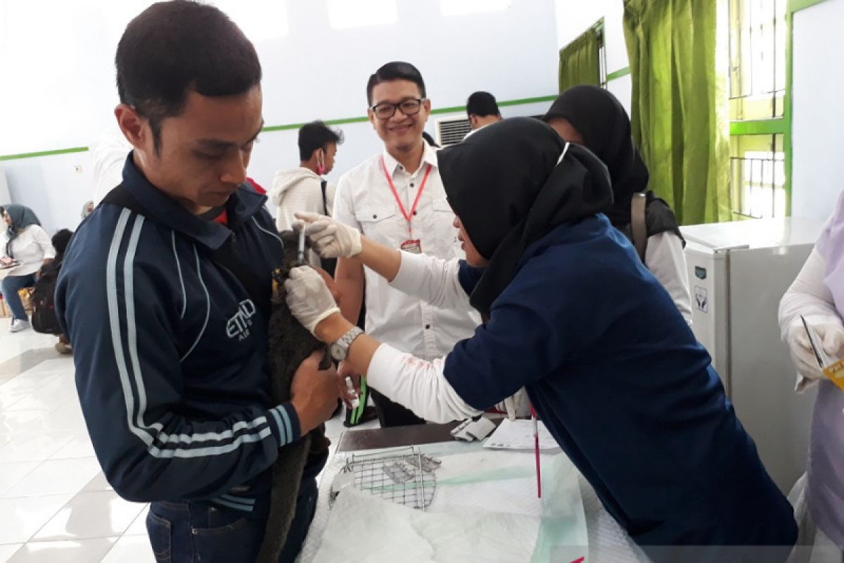 100-an hewan piaraan di Kediri diberi vaksin rabies