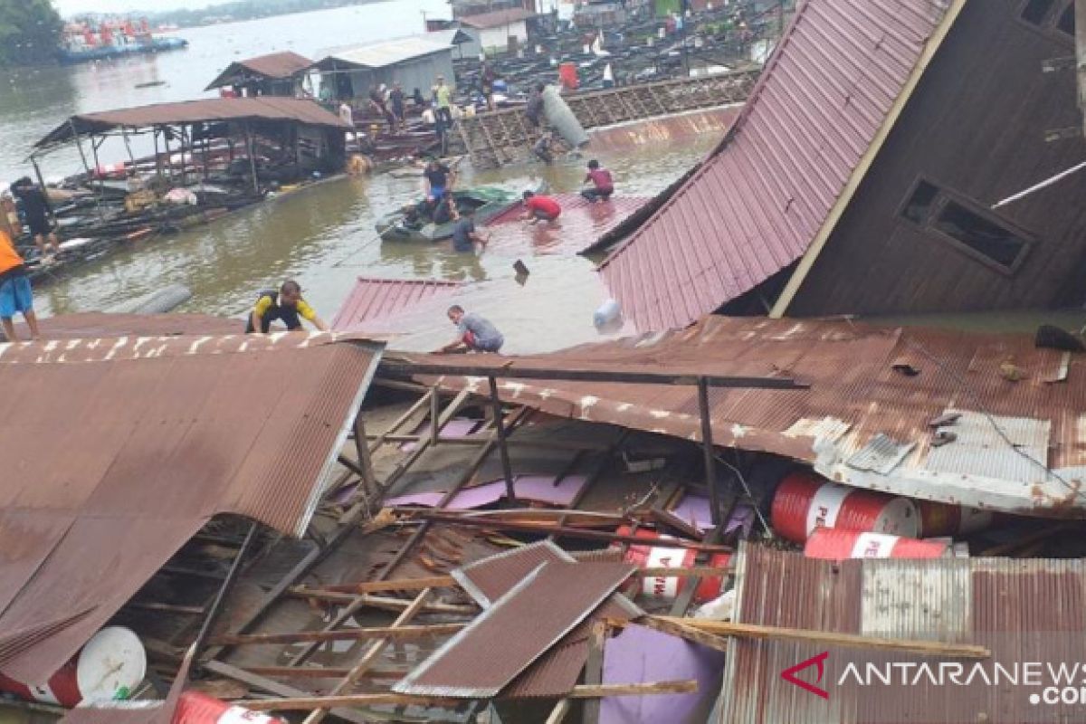 Longsor terjang jalan poros di Kutai Kartanegara