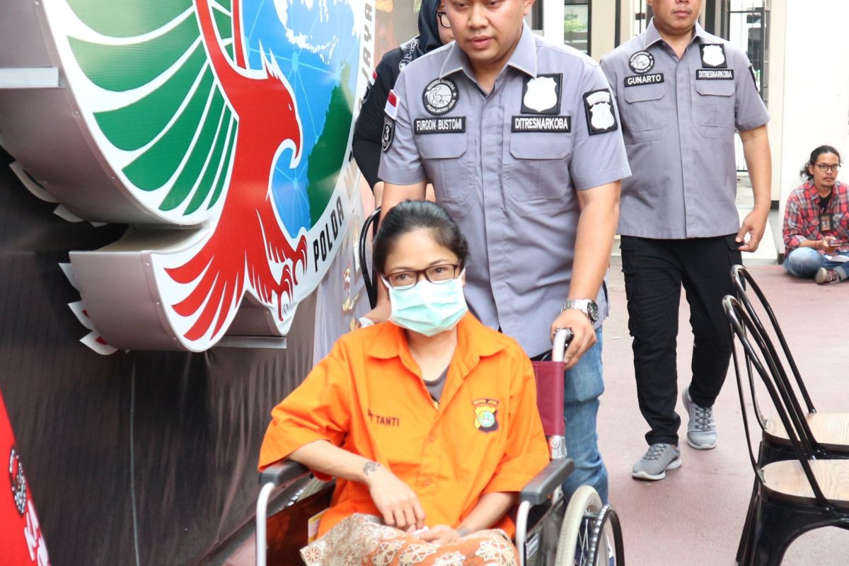 Polisi temukan cangklong bekas sabu saat menangkap putri Sri Bintang