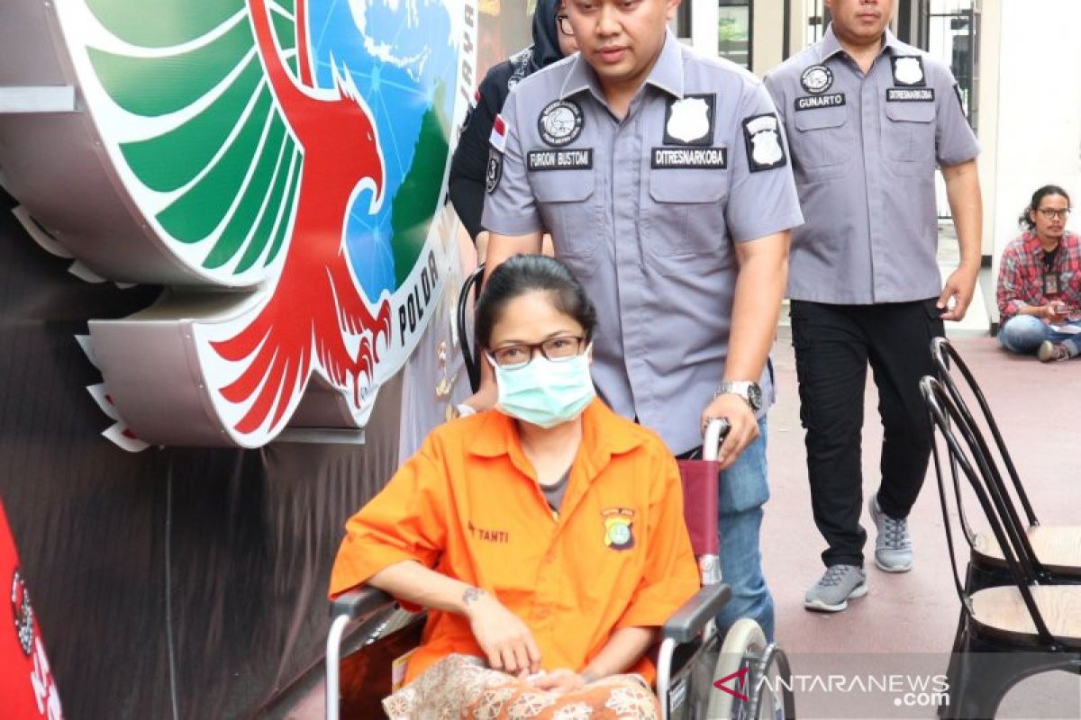 Polisi temukan cangklong bekas sabu saat tangkap putri Sri Bintang
