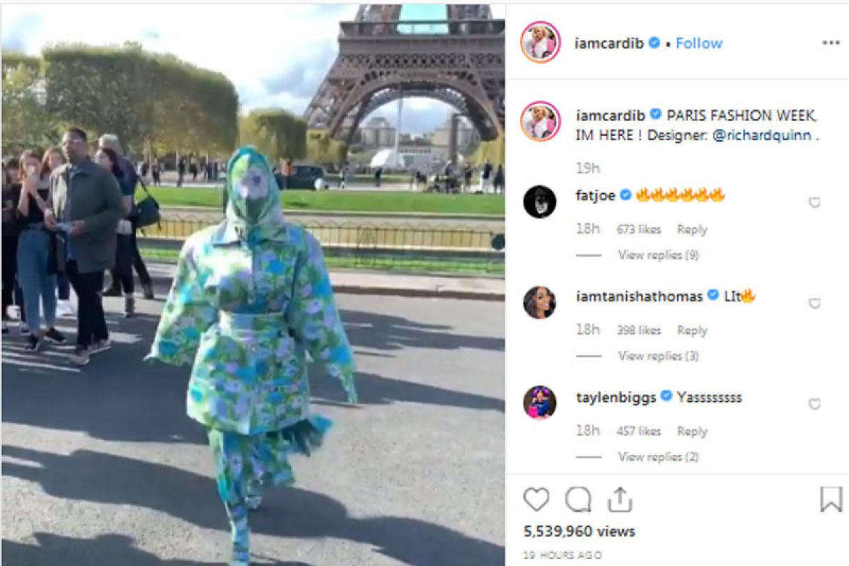 Cardi B tutupi muka hingga kaki dengan baju bunga-bunga di Paris