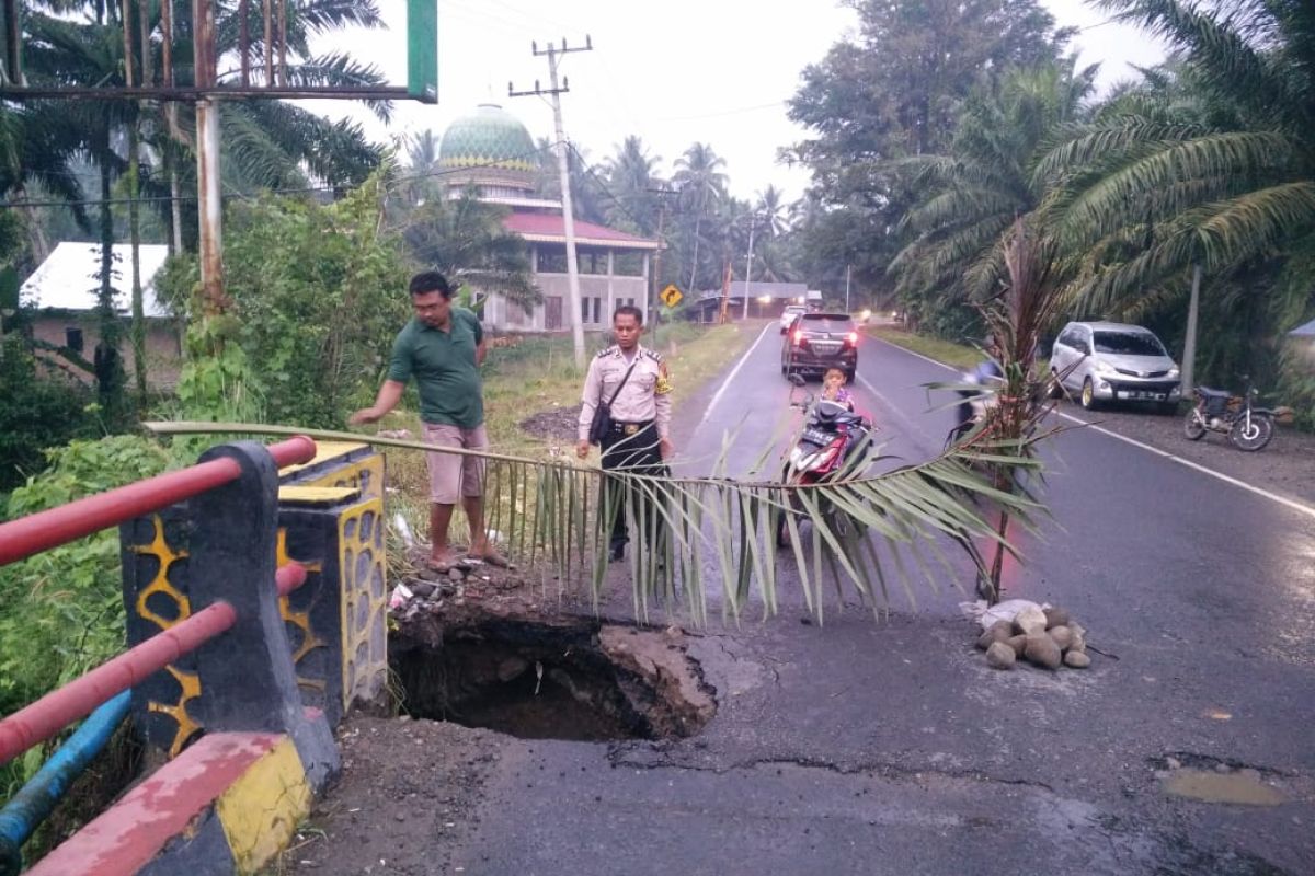 Jembatan Sungai Paku Kinali Pasaman Barat berlubang dan terancam ambruk