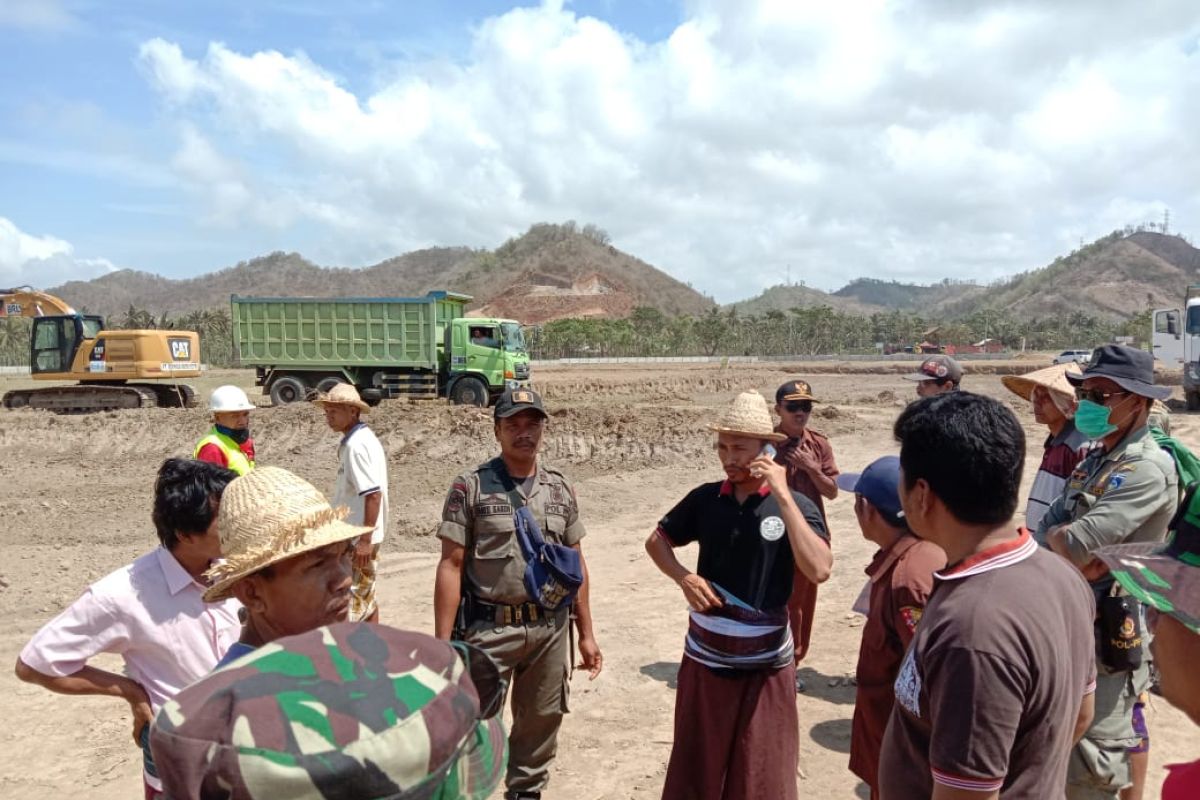 Puluhan warga menghalangi pembangunan Sirkuit Mandalika