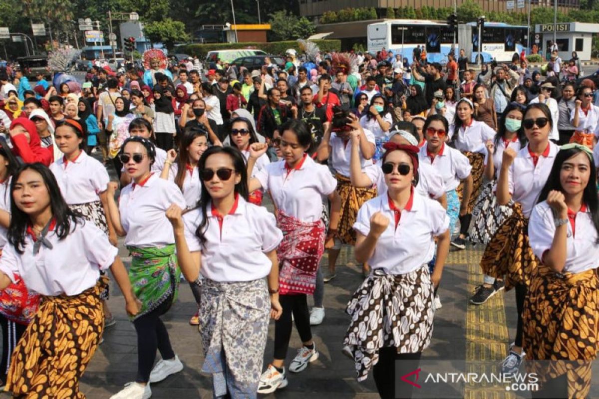 Wanita muda gelar "flash dance" dukung KPK