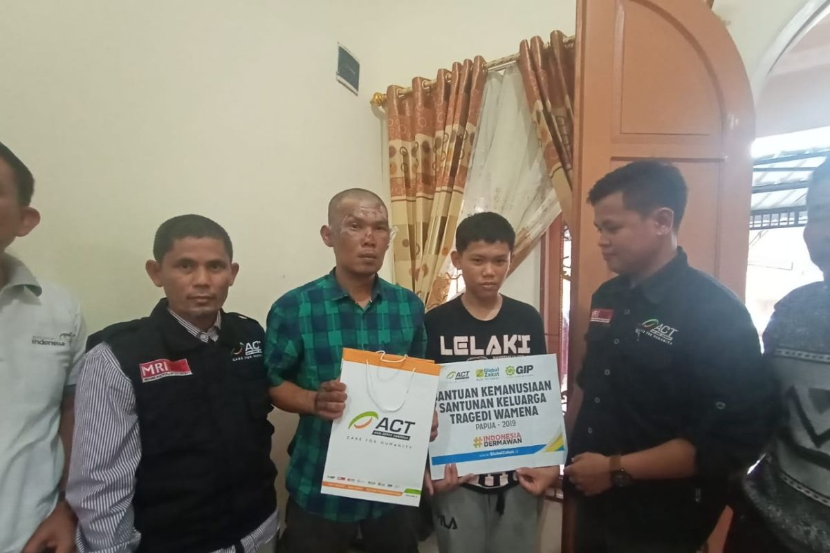 ACT Sumbar beri santunan keluarga korban kerusuhan Wamena