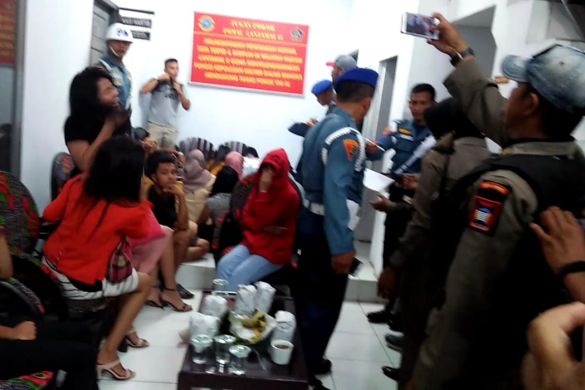 Razia Satpol PP Padang amankan belasan wanita dan ratusan botol minuman keras