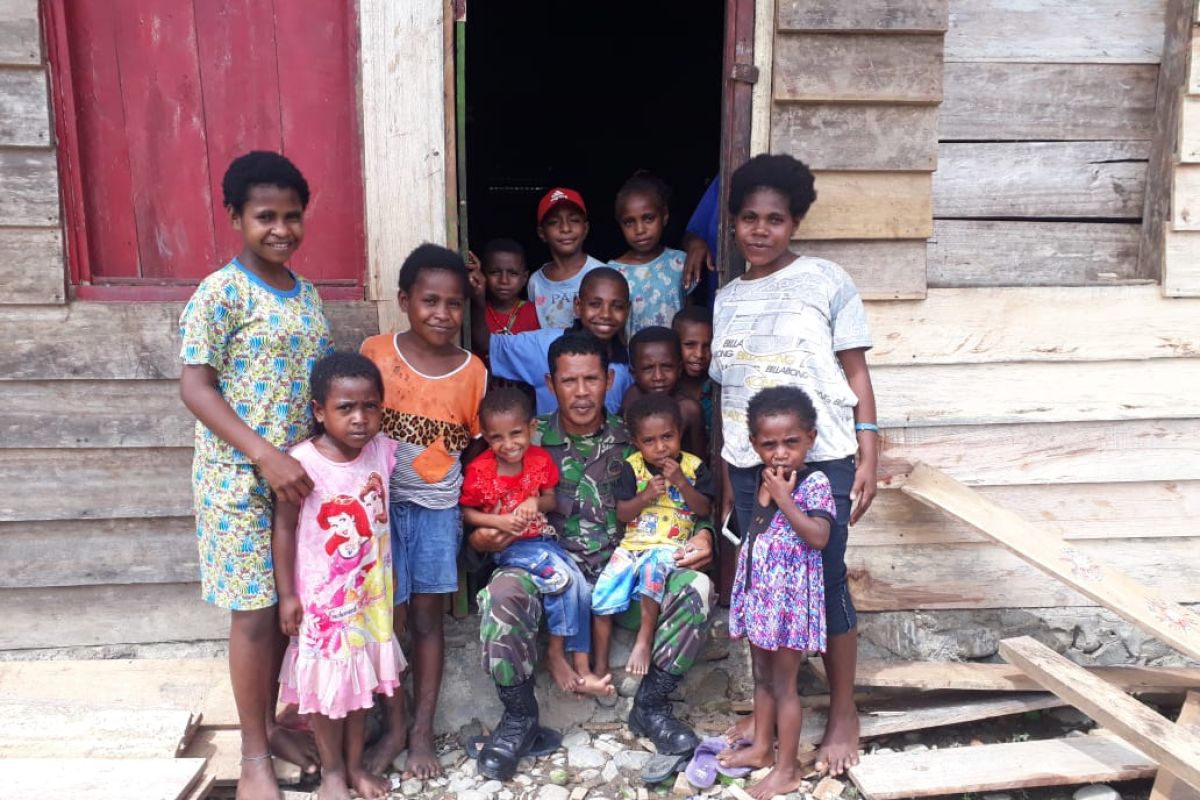 TNI dorong anak masyarakat suku adat Manokwari rajin sekolah