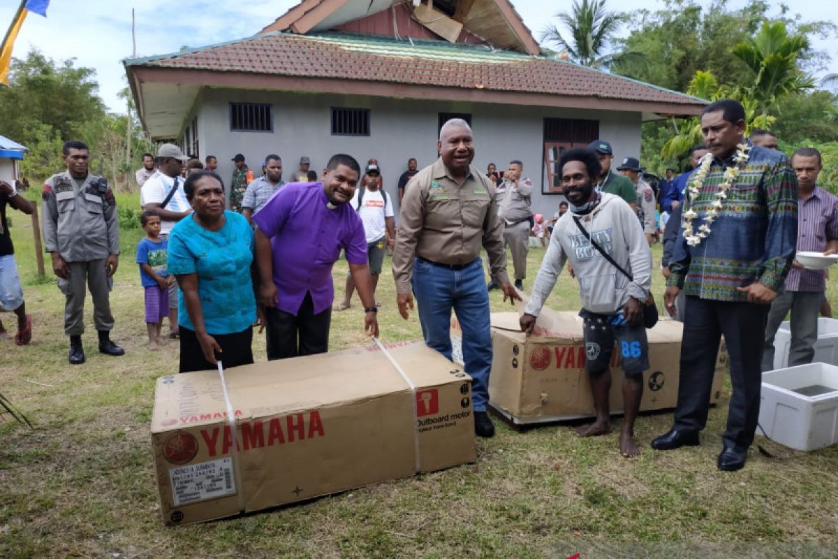 Kelompok nelayan di Tambrauw terima bantuan 14 paket perahu mesin