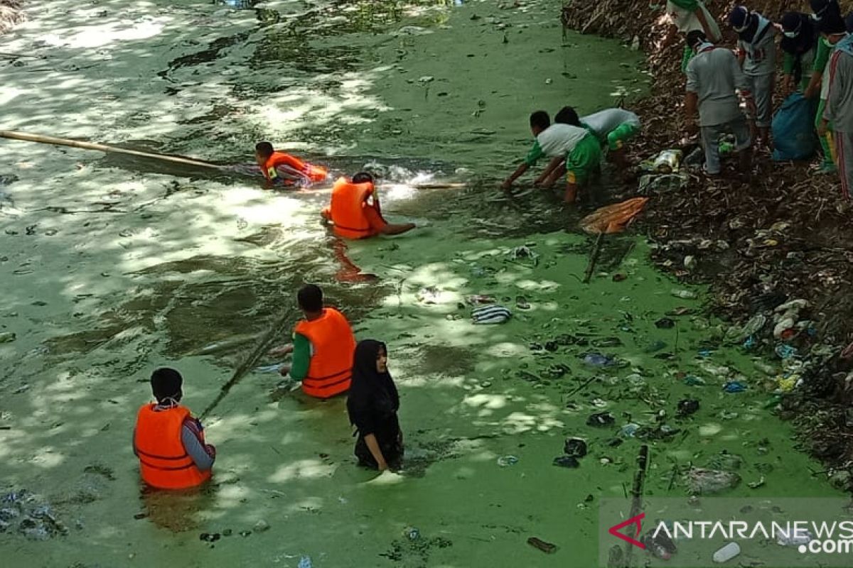 Pamekasan gerakkan semua elemen tangani sampah plastik