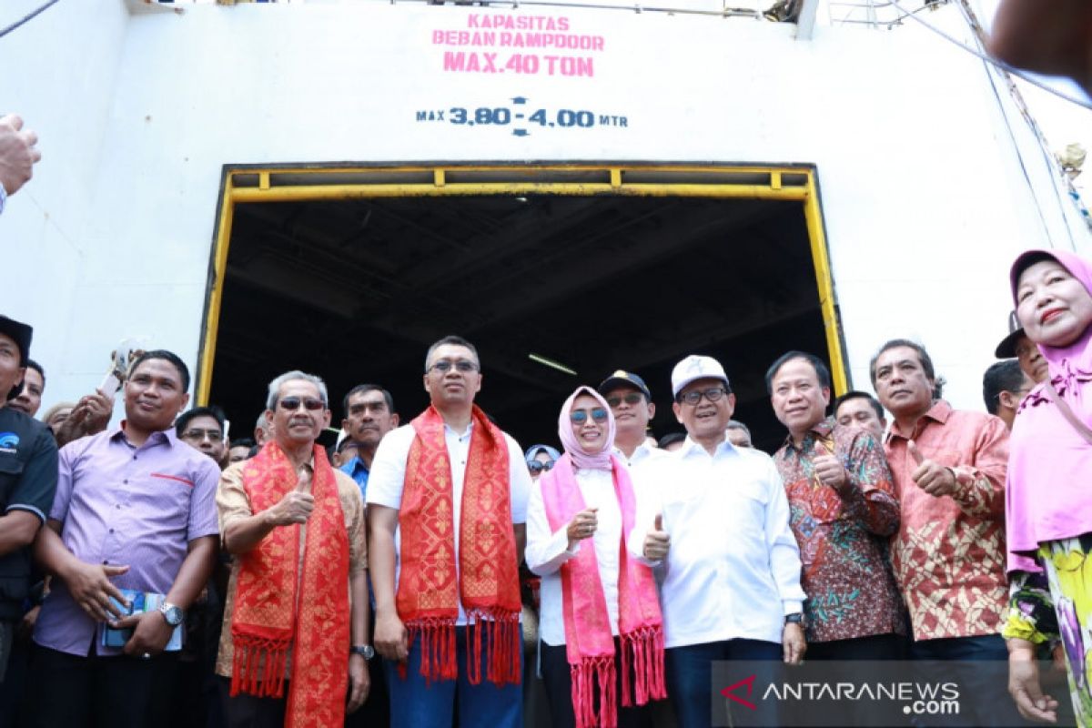 Gubernur NTB meresmikan pelayaran perdana Fery Badas-Surabaya