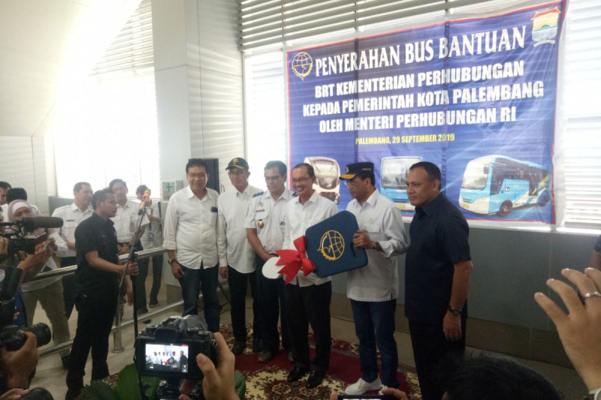 Menhub  serahkan 10 unit BRT ke Pemkot Palembang