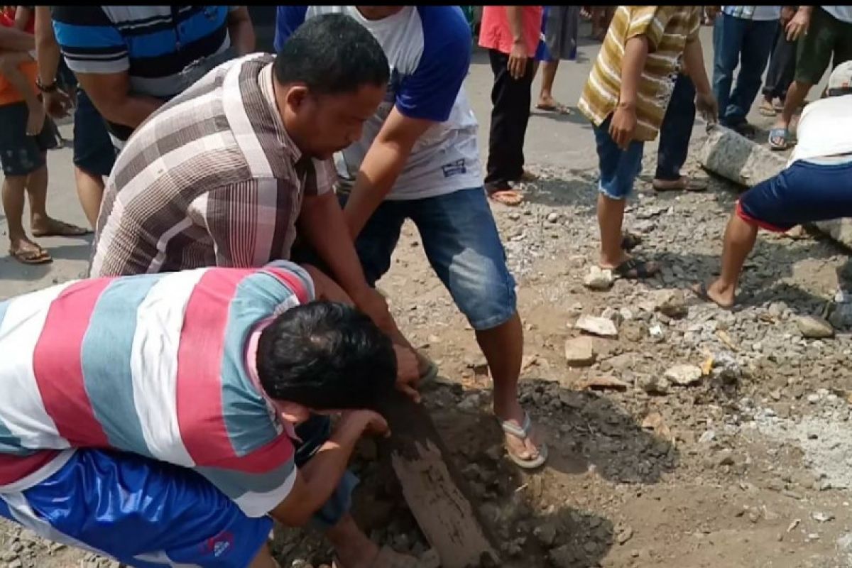 Warga bongkar palang penutup jalan di perlintasan KA