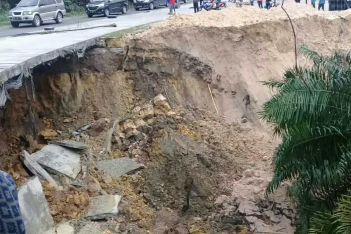 Akibat hujan deras, jalan lintas Pekanbaru-Duri di Kandis Siak amblas