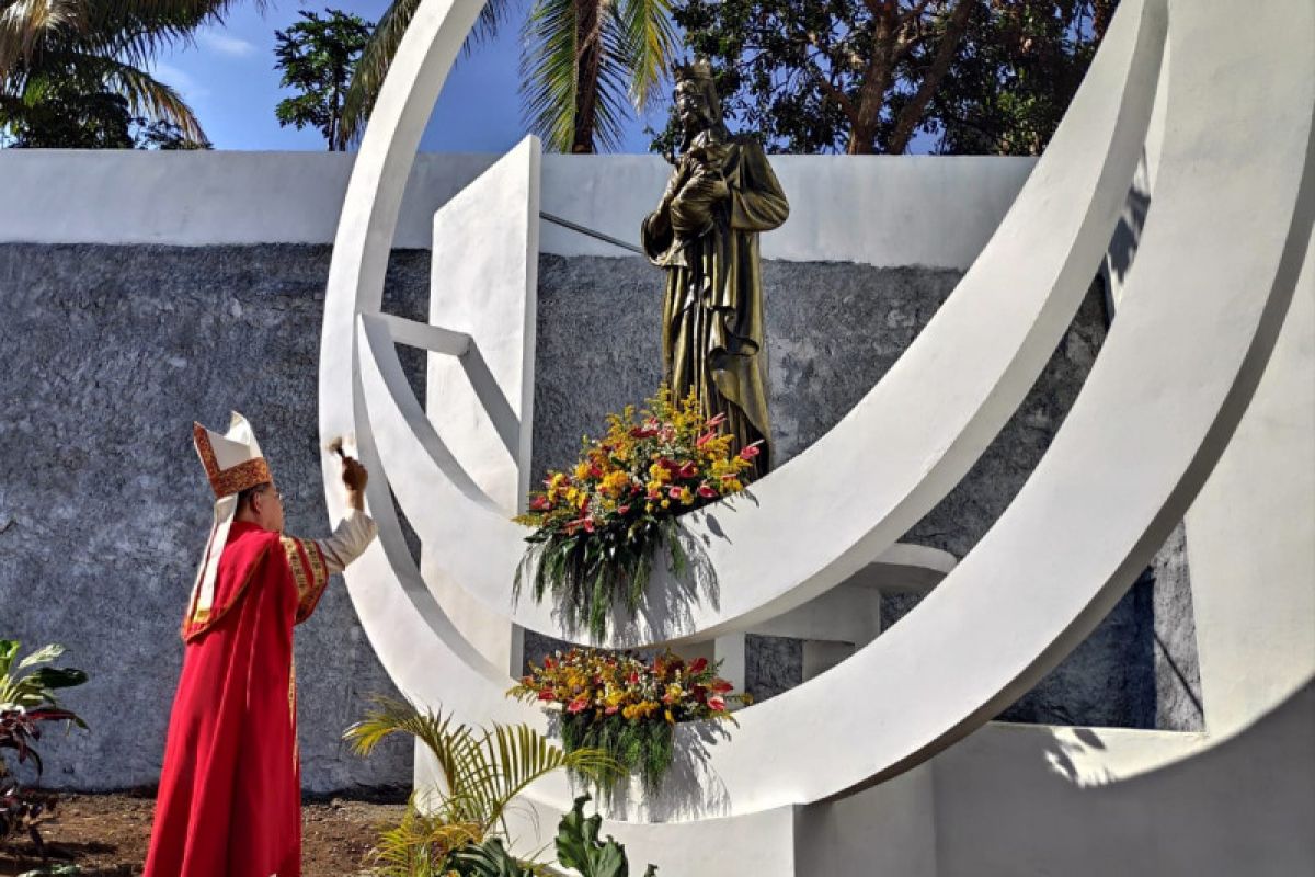 Uskup Manado resmikan gedung Pastoran Paroki Rumengkor