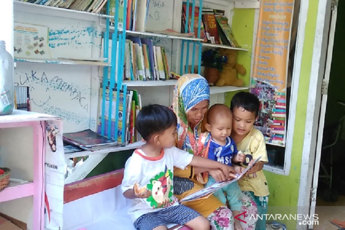 Meski hanya  tamatan paket C  Buk Pit  jadi penggerak literasi dari teras rumah