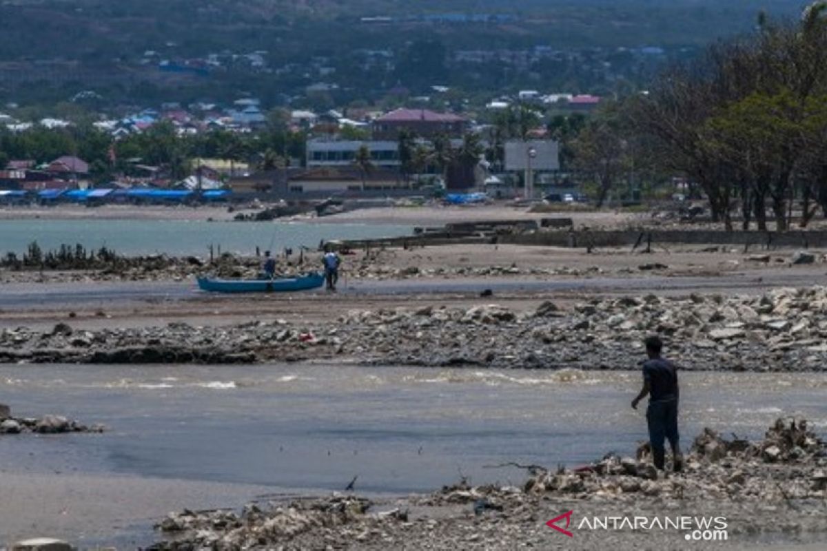 Pantai Teluk Palu setahun setelah tsunami