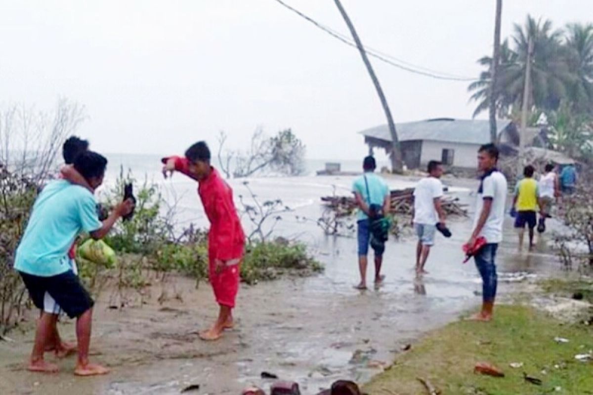 15 Kepala Keluarga di Pesisir Selatan mengungsi akibat air laut pasang