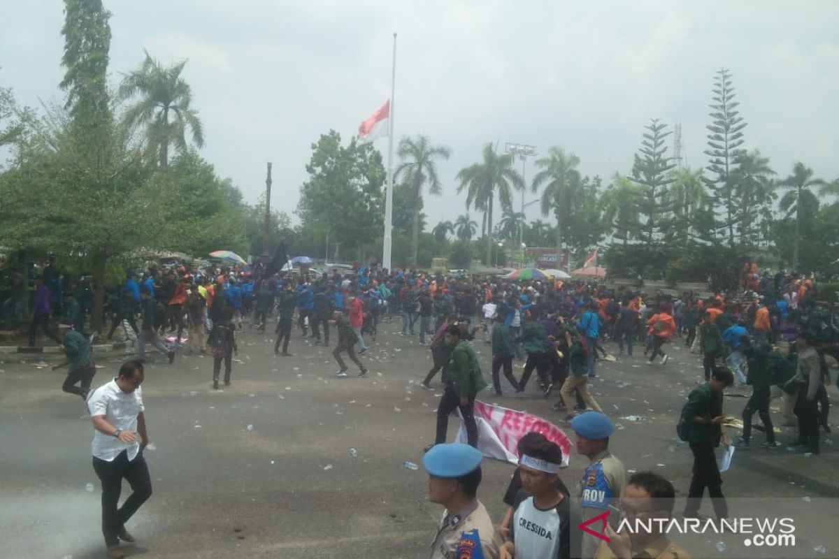 Unjuk rasa di gedung DPRD Jambi dibubarkan dengan gas air mata