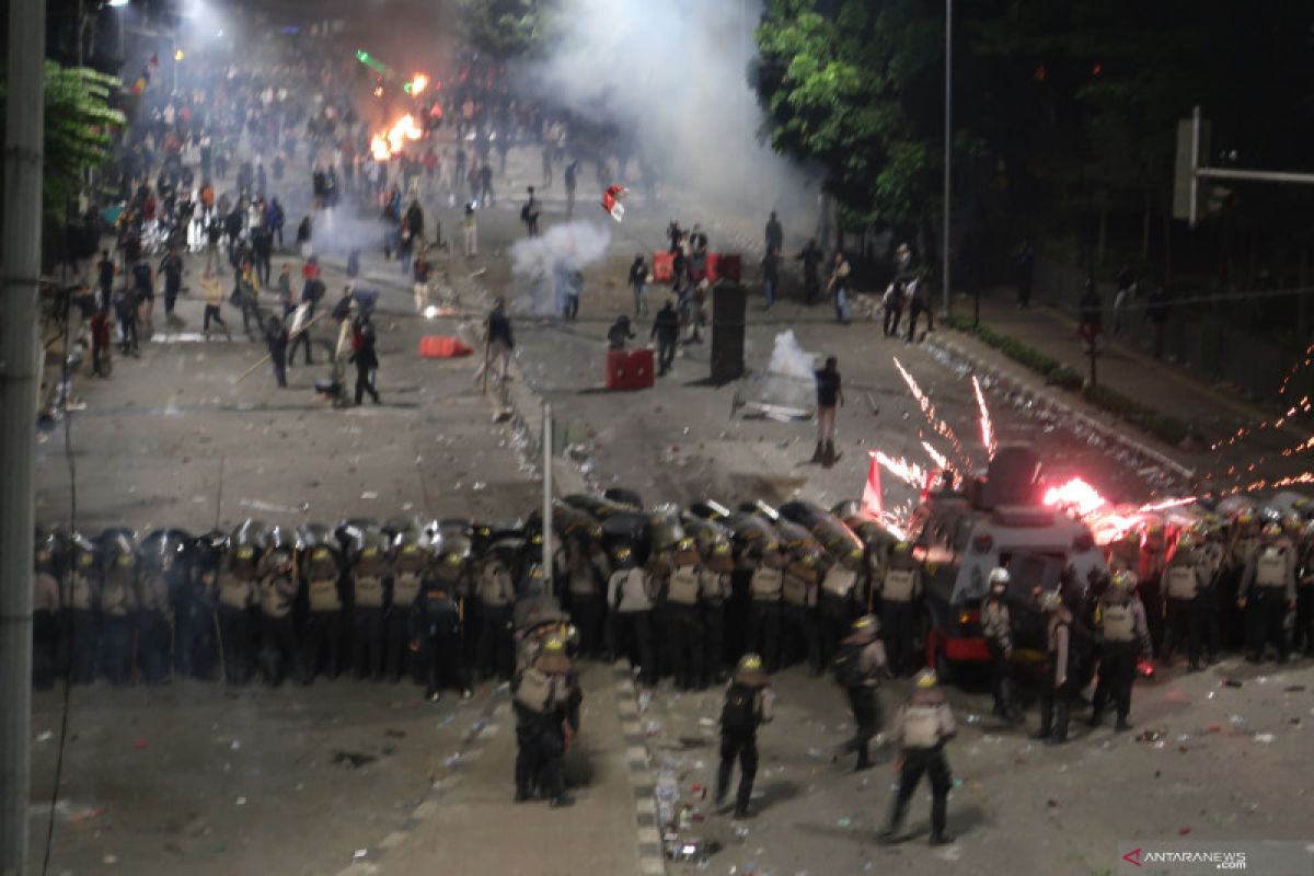 Polisi dorong demonstran menjauh dari Tower BNI