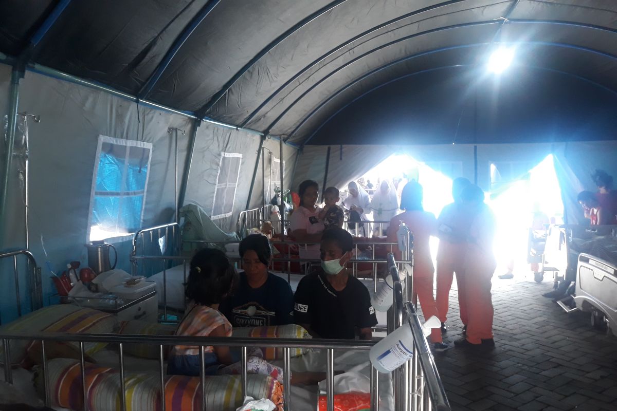 Pasien RSUD Haulussy masih dirawat di tenda