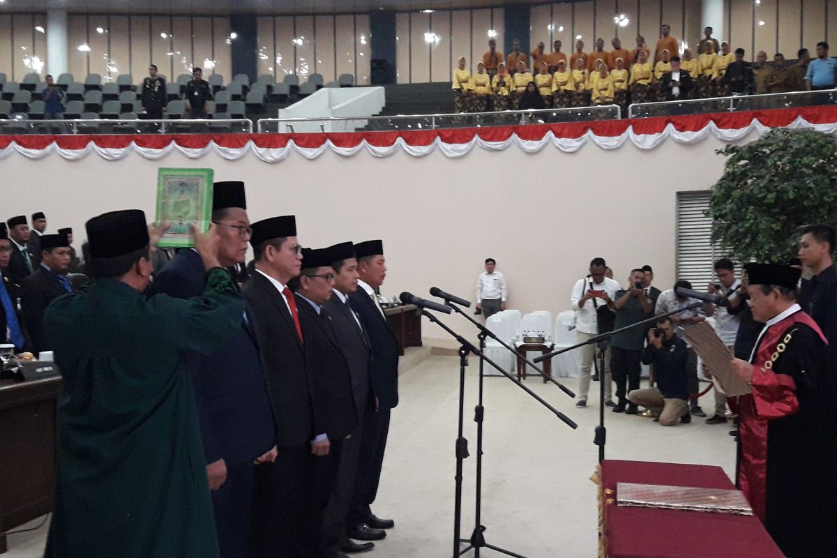 Lima pimpinan DPRD Banten 2019-2024 resmi disumpah oleh Ketua Pengadilan Tinggi