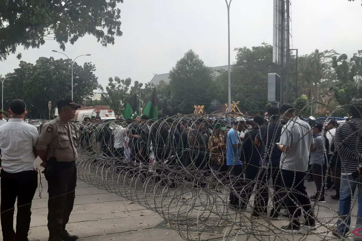 VIDEO - Pagar berduri hadang massa pendemo di depan DPRD Riau, 1.250 aparat diturunkan